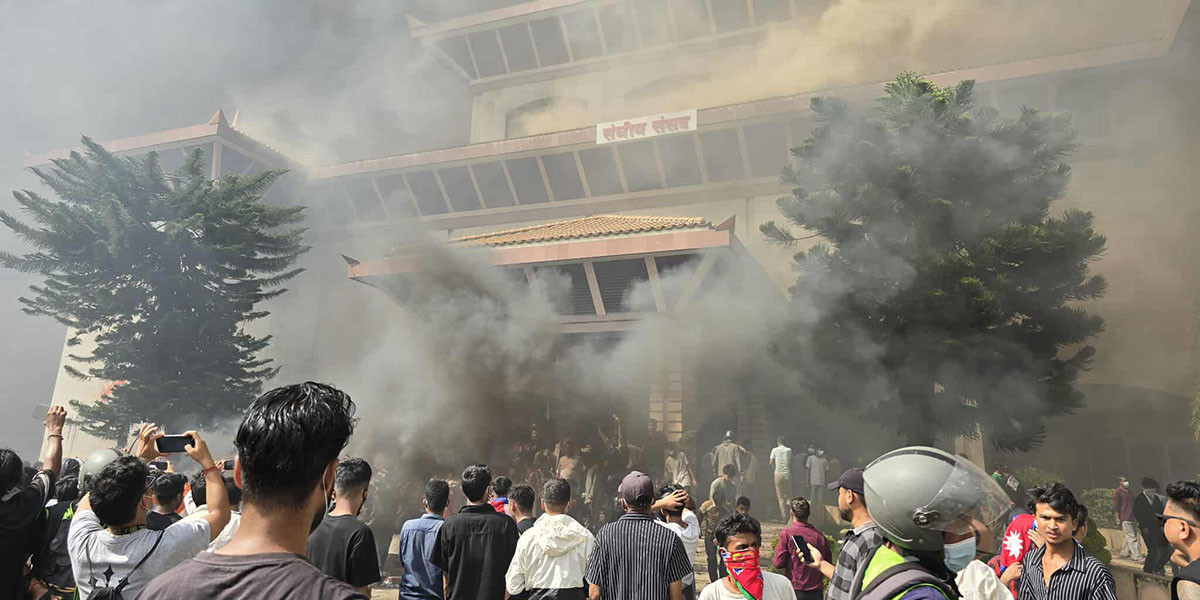 संसद भवनमा आगजनी,  सुरक्षाकर्मीले गरे सलेण्डर