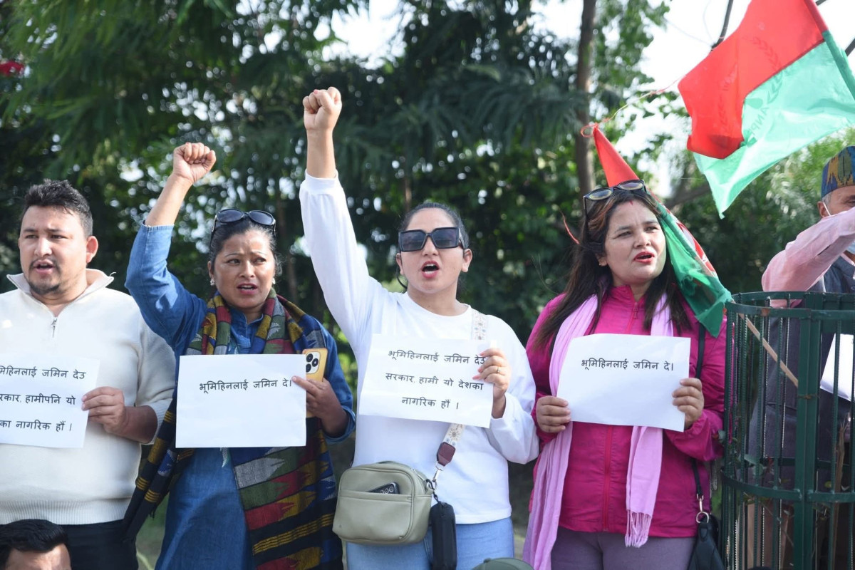 " भुमिहीन सुकुमबासीहरूको जग्गा खोई सरकार ' प्लेकार्ड सहित विरोध प्रदर्शन